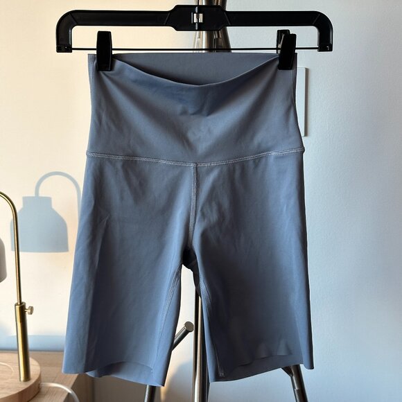 Aritzia TnaSLEEK™ Cheeky Hi-Rise 7" Short Size S  Moon Dust Grey Excellent Cond. - Picture 4 of 6